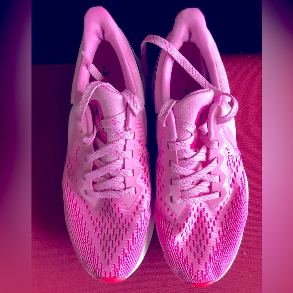 Ladies pink nikes in like new condition.